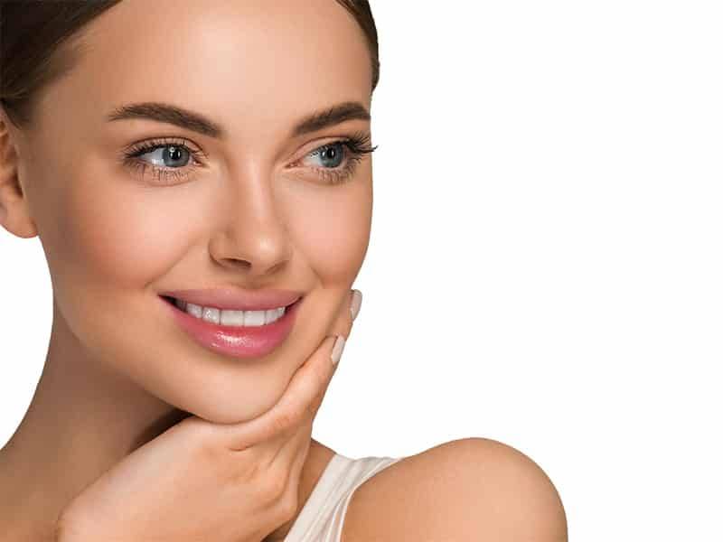 Fältchen und Falten gezielt behandeln mit unter anderem Faltenunterspritzung, Fadenlifting, Liquid Lifting, Weekendlifting oder Mini-Facelift mit Radiofrequenz.